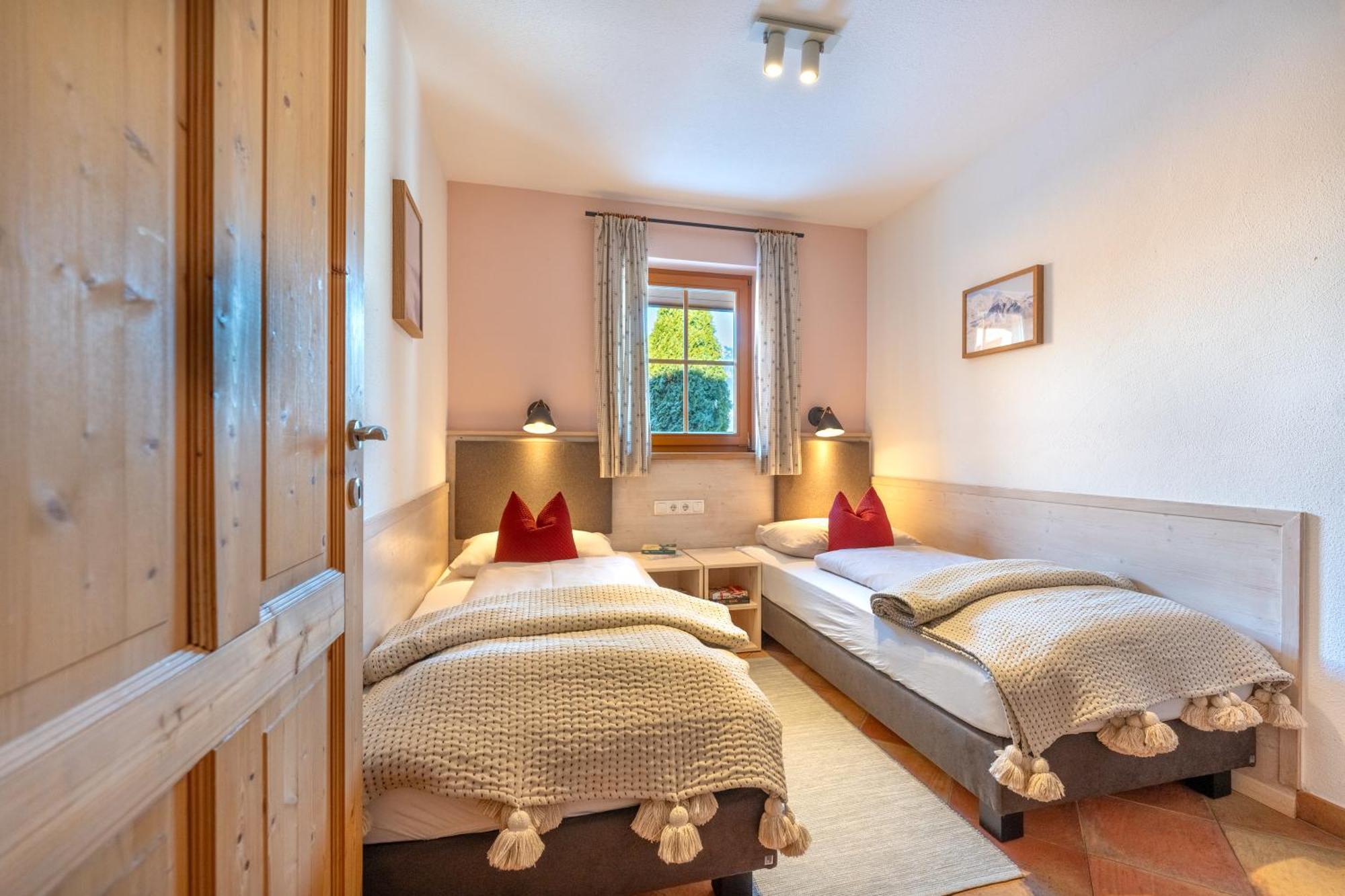 Dorfchalets & Apartments - Authentic Experience In Centre Of Kaprun Including Tauernspa And Summercard מראה חיצוני תמונה